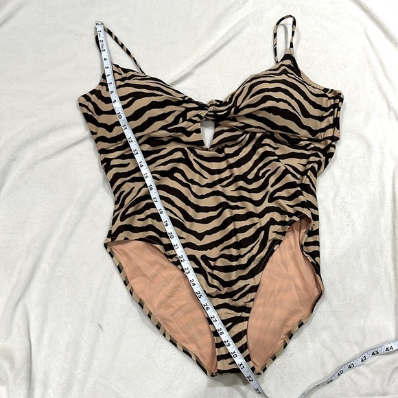 J. Crew Zebra Print Front Twist One Piece Swimsuit Plus Size 24 NWT - Picture 5 of 12